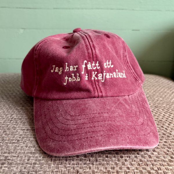 Keps, "Jag har fått ett jobb i Kajanaland", röd